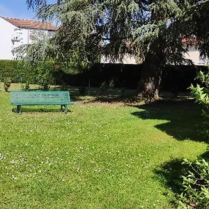Au Calme , Peronnas France